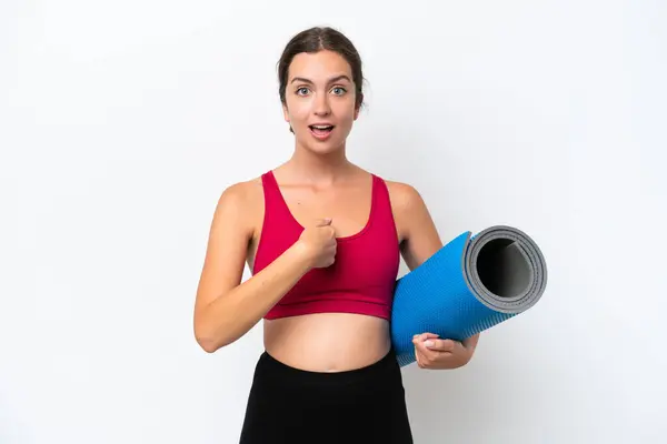 Giovane Donna Caucasica Sportiva Che Lezioni Yoga Mentre Tiene Tappeto — Foto Stock