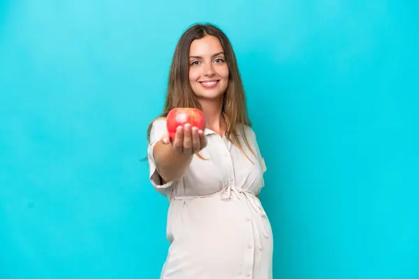 Young Caucasian Woman Isolated Blue Background Pregnant Holding Apple — Foto de Stock