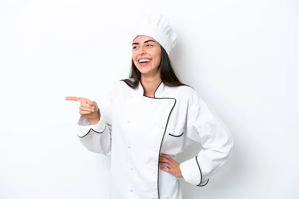 Joven Chef Mujer Sobre Fondo Blanco Señalando Dedo Hacia Lado — Foto de Stock