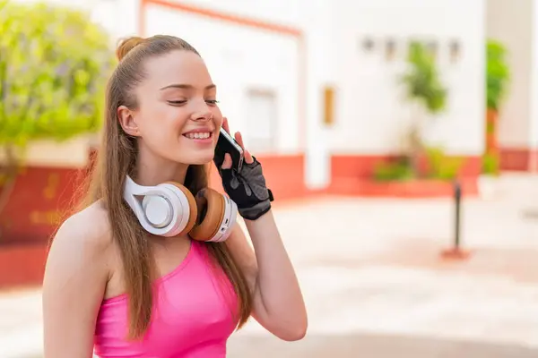 Молодая Симпатичная Спортивная Девушка Открытом Воздухе Поддерживает Разговор Мобильным Телефоном — стоковое фото