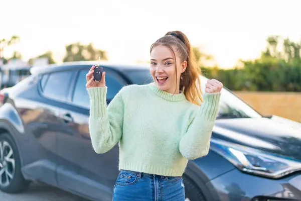Dışarıda Arabanın Anahtarlarını Tutan Genç Güzel Bir Kız Zaferi Kutluyor — Stok fotoğraf