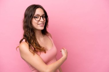 Pembe arka planda izole edilmiş beyaz bir kadın.