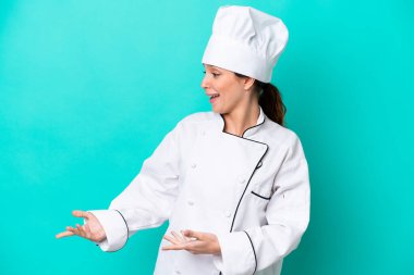 Mavi arka planda mahsur kalmış beyaz bir aşçı kadın. Şaşırtıcı bir yüz ifadesi var.