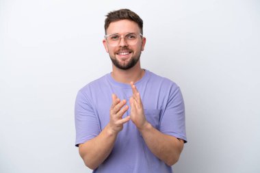 Beyaz arka planda izole edilmiş genç beyaz bir adam bir konferanstan sonra alkışlıyor.