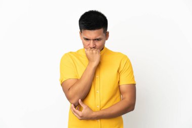 Genç Ekvadorlu adam beyaz arka planda izole edilmiş. Şüpheleri var.