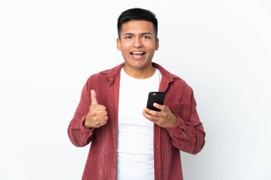 Ekvadorlu genç adam beyaz arka planda izole edildi.