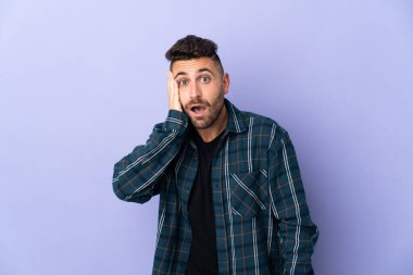 Beyaz adam mor arka planda izole edilmiş, şaşırmış ve şok olmuş bir yüz ifadesi var.