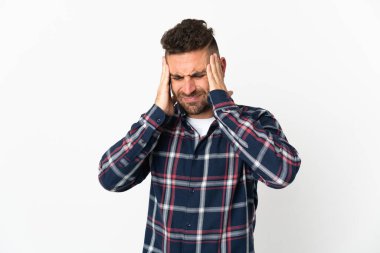 Beyaz arka planda başı ağrıyan beyaz bir adam.