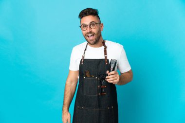 Sürpriz yüz ifadesi ile bir önlük berber adam