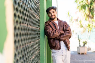 Açık havada yakışıklı bir Arap.