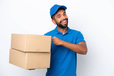 Teslimatçı Brezilyalı adam beyaz arka planda izole bir şekilde zaferi kutluyor.