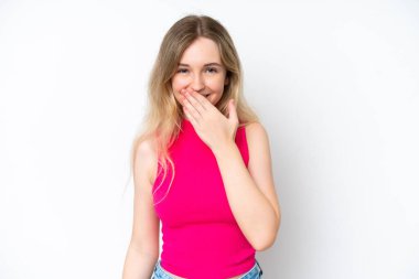 Sarışın İngiliz genç kız beyaz arka planda izole edilmiş mutlu ve gülümseyen elleri ile ağzını kapatıyor.