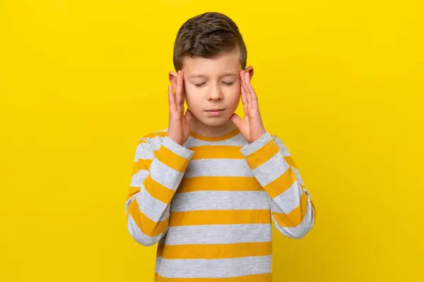 Kleiner Kaukasischer Junge Isoliert Auf Gelbem Hintergrund Mit Kopfschmerzen — Stockfoto