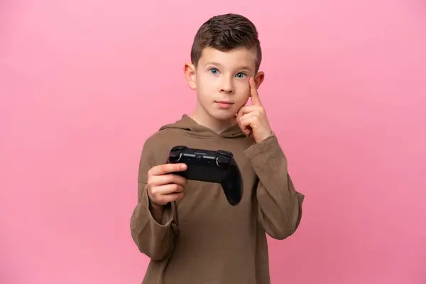 Mały Biały Chłopiec Bawiący Się Kontrolerem Gier Wideo Odizolowany Różowym — Zdjęcie stockowe