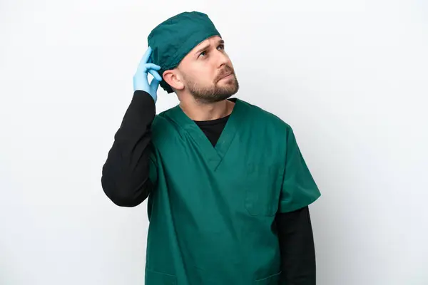 Chirurgo Uniforme Verde Isolato Fondo Bianco Con Dubbi Con Espressione — Foto Stock
