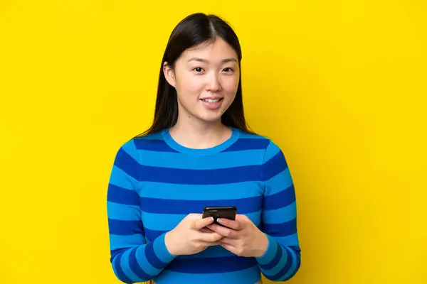 Joven Mujer China Aislada Sobre Fondo Amarillo Enviando Mensaje Con — Foto de Stock