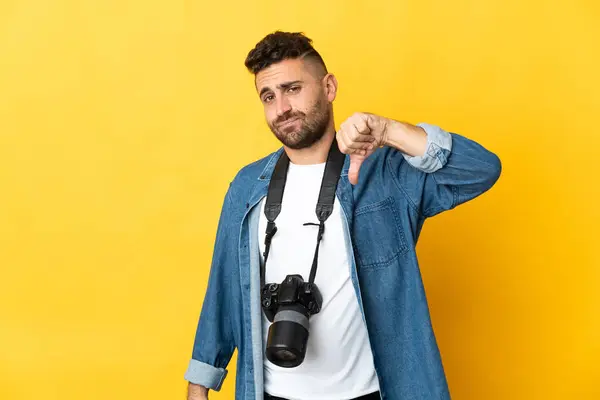 Photographer Man Isolated Yellow Background Showing Thumb Negative Expression — Stock Photo, Image