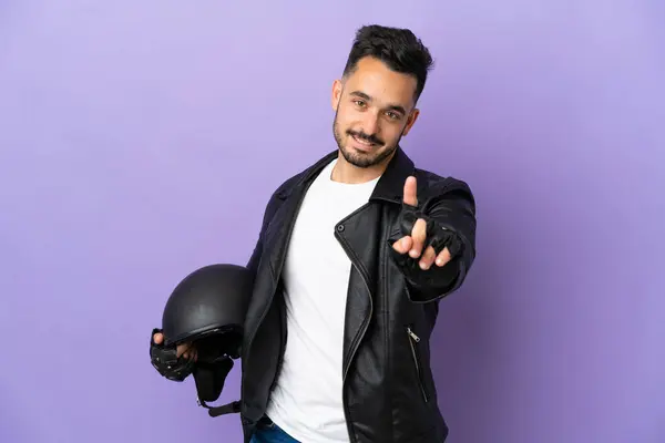 Молодой Человек Мотоциклетном Шлеме Фиолетовом Фоне Показывает Поднимает Палец — стоковое фото