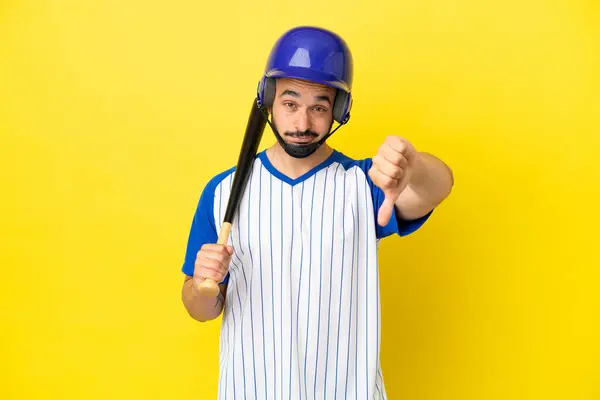 Young Caucasian Man Playing Baseball Isolated Yellow Background Showing Thumb — Fotografia de Stock