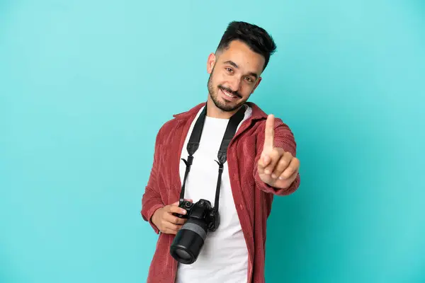 Genç Fotoğrafçı Beyaz Adam Mavi Arka Planda Izole Edilmiş Parmağını — Stok fotoğraf