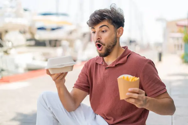 Jonge Arabische Knappe Man Buiten Nemen Gebakken Chips Afhaaldoos Voedsel — Stockfoto