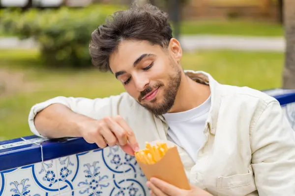 Jonge Arabische Knappe Man Houdt Gebakken Chips Buitenlucht — Stockfoto