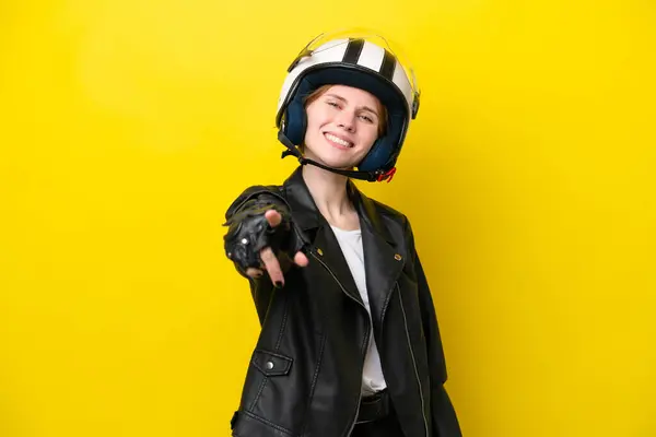Молодая Английская Женщина Мотоциклетном Шлеме Изолированная Желтом Фоне Указывает Вперед — стоковое фото