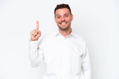 Beyaz arka planda izole edilmiş beyaz, yakışıklı genç bir adam harika bir fikre işaret ediyor.