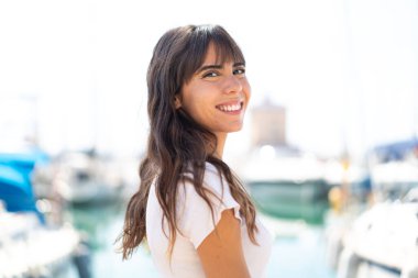 Açık havada genç bir kadın. Portre