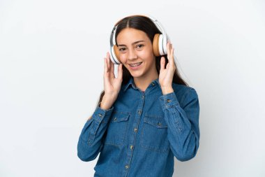 Genç Fransız kız beyaz arka planda izole edilmiş müzik dinliyor.