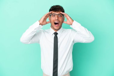 Beyaz iş adamı mavi arka planda izole edilmiş, sürpriz bir ifadeyle.