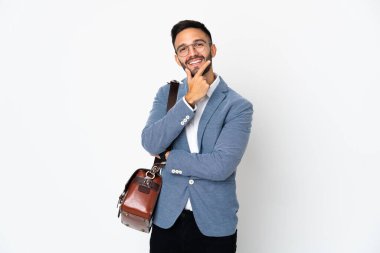 Beyaz arka planda izole edilmiş beyaz iş adamı mutlu ve gülümsüyor.