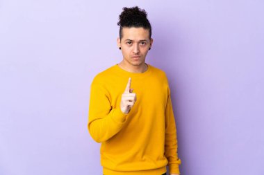 İzole edilmiş arka planı olan beyaz bir adam hayal kırıklığına uğramış ve ön tarafı işaret ediyor.