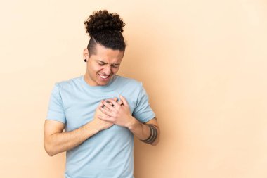 Kafkas kökenli, soyutlanmış bir adamın kalbinde bir ağrı var.