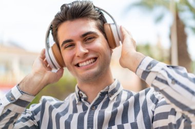 yakışıklı delikanlı müzik dinleme