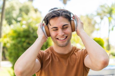 yakışıklı delikanlı müzik dinleme