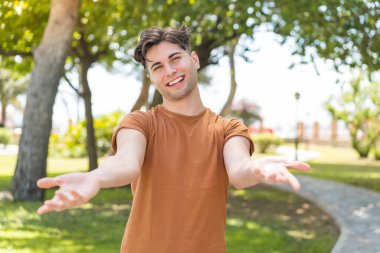 gülümseyen yakışıklı delikanlı