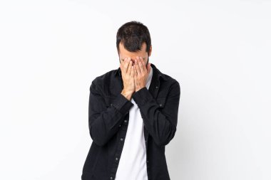 Sakallı, soyutlanmış beyaz bir geçmişi olan, yorgun ve hasta bir yüzü olan genç adam.