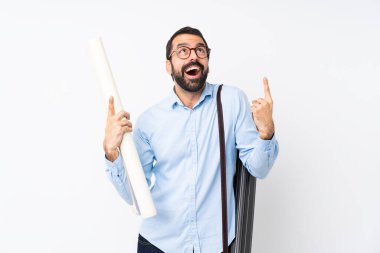 İzole edilmiş beyaz arka planı olan sakallı genç mimar şaşırmış ve yukarı bakıyor.