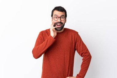 Sakallı, beyaz bir geçmişi olan, şaşırmış ve şok olmuş yüzü olan beyaz saçlı yakışıklı bir adam.