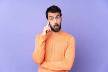 Kafkasyalı yakışıklı, soyutlanmış mor arka plan bir fikir düşünüyor.