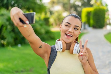 Açık havada selfie çeken güzel bir kadın.