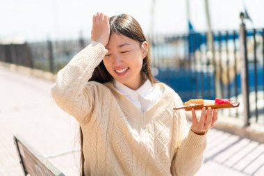 Dışarıda saşimi tutan genç Çinli kadın bir şeyin farkına vardı ve çözüme niyetlendi.