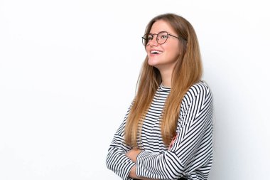 Beyaz arka planda izole edilmiş genç beyaz kadın mutlu ve gülümsüyor.