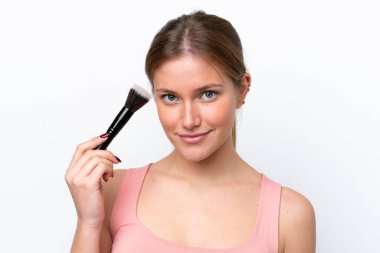 Beyaz arka planda izole edilmiş beyaz bir kadın elinde makyaj fırçası tutuyor.