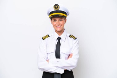 Beyaz arka planda izole edilmiş Kafkas pilot kadın kollarını ön cephede çapraz tutuyor.