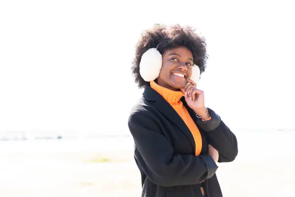 Chica Afroamericana Con Manguitos Invierno Aire Libre Pensando Una Idea —  Fotos de Stock