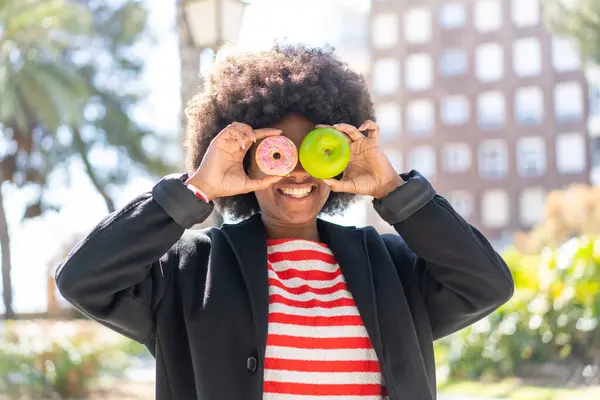 Afro Amerikaans Meisje Buitenlucht Houden Appel Donut Met Gelukkige Uitdrukking — Stockfoto