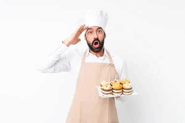 Jeune Homme Tenant Gâteau Muffin Sur Fond Blanc Isolé Vient — Photo