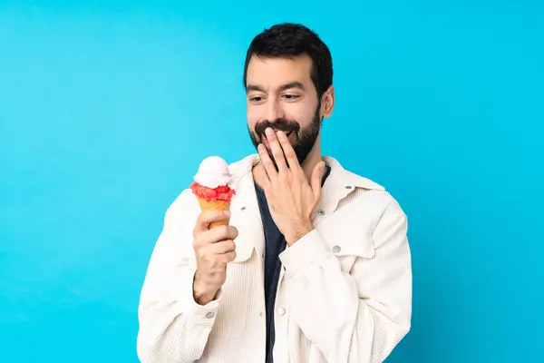 Jeune Homme Avec Une Crème Glacée Cornet Sur Fond Bleu — Photo